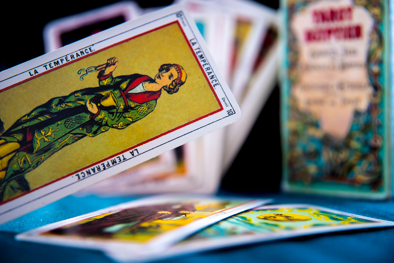 Cartas de tarot en mano