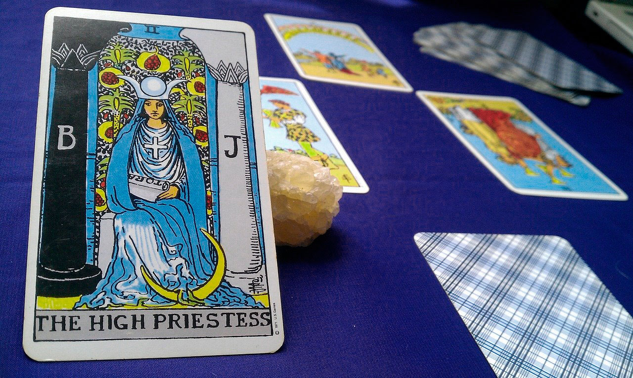 Tres cartas de tarot y un cuarzo